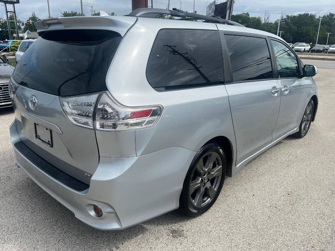 Used 2019 Toyota Sienna SE w/ SE Preferred Package FWD image 5