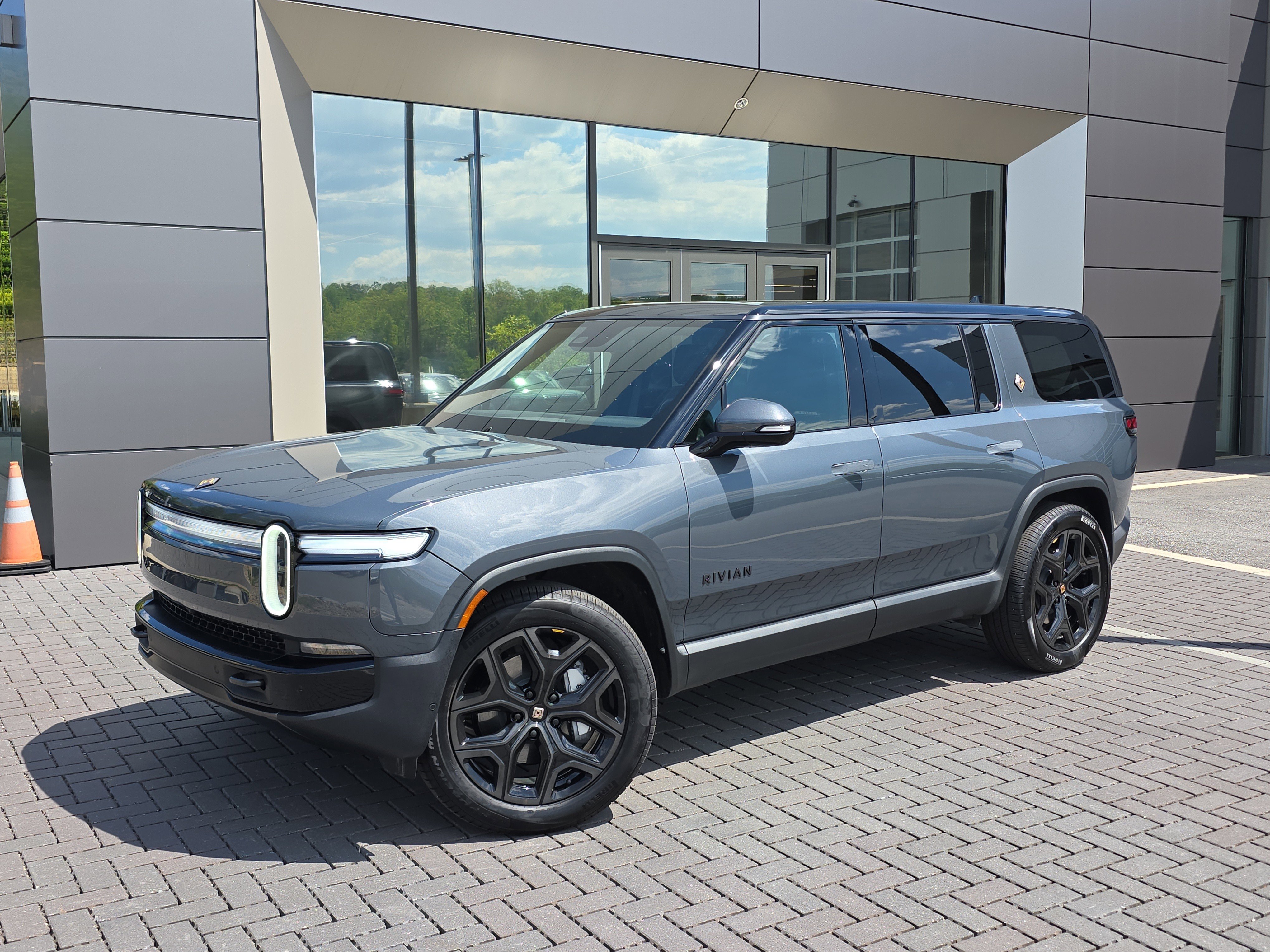 Used 2026 Rivian R1S Adventure image 1