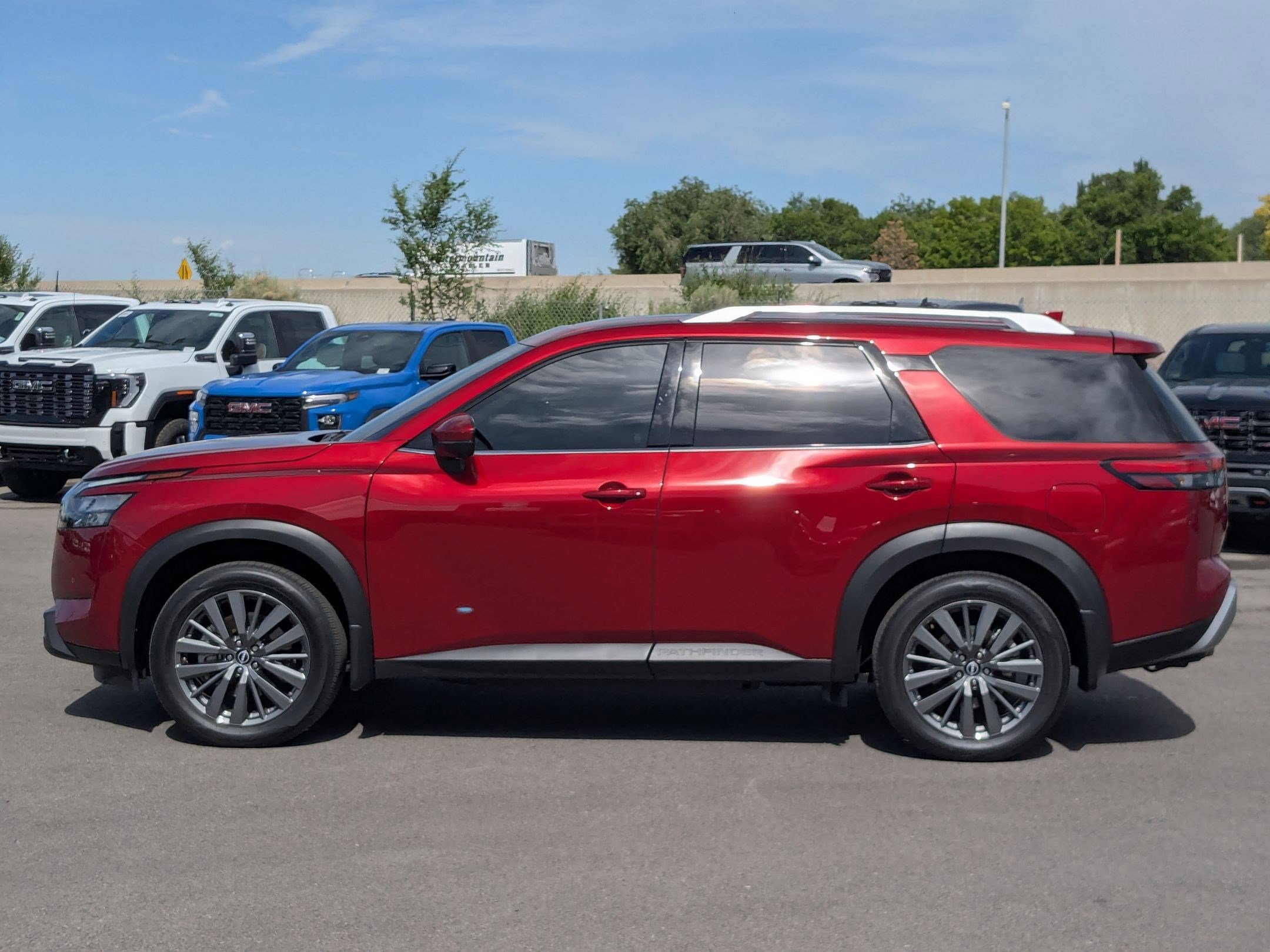 Used 2025 Nissan Pathfinder SL w/ SL Premium Package FWD image 3