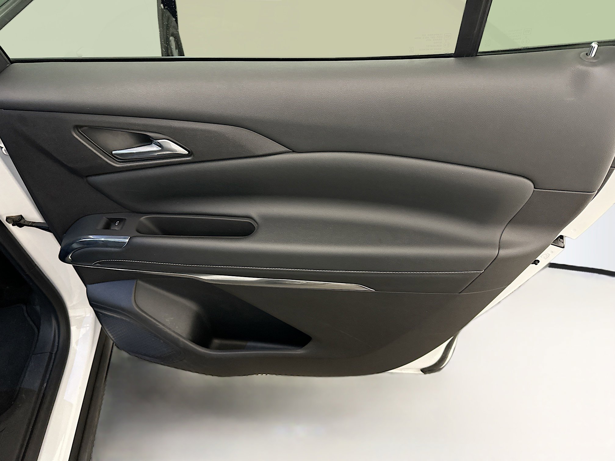 Used 2025 Chevrolet Traverse LT image 32