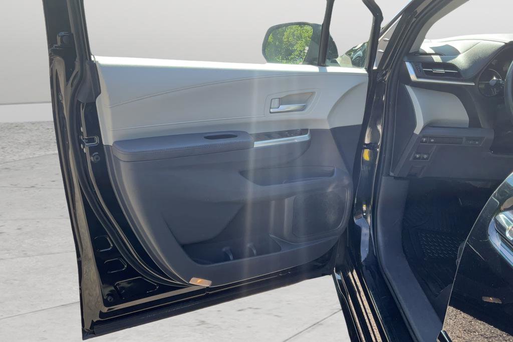 Used 2022 Toyota Sienna XLE FWD image 11
