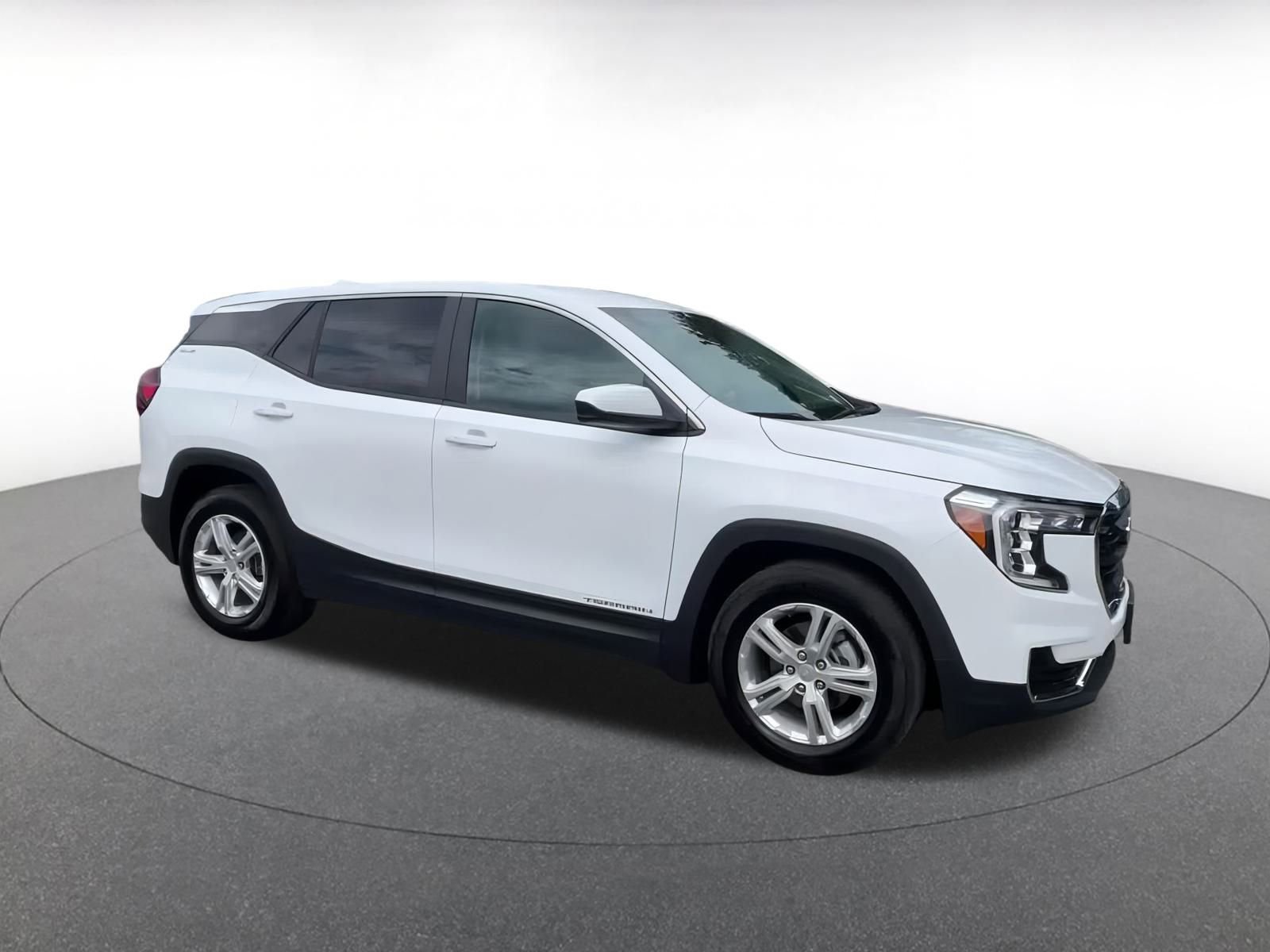 Used 2024 GMC Terrain SLE image 2
