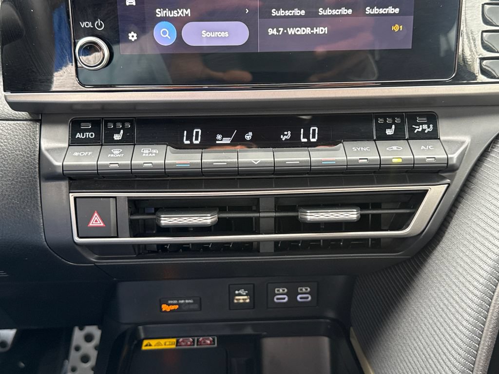 Used 2025 Toyota Camry SE w/ Convenience Package FWD image 24