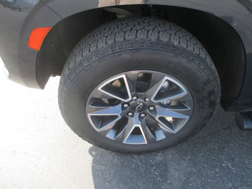 Used 2023 Chevrolet Tahoe Z71 w/ Z71 Off-Road Package AWD/4WD image 15