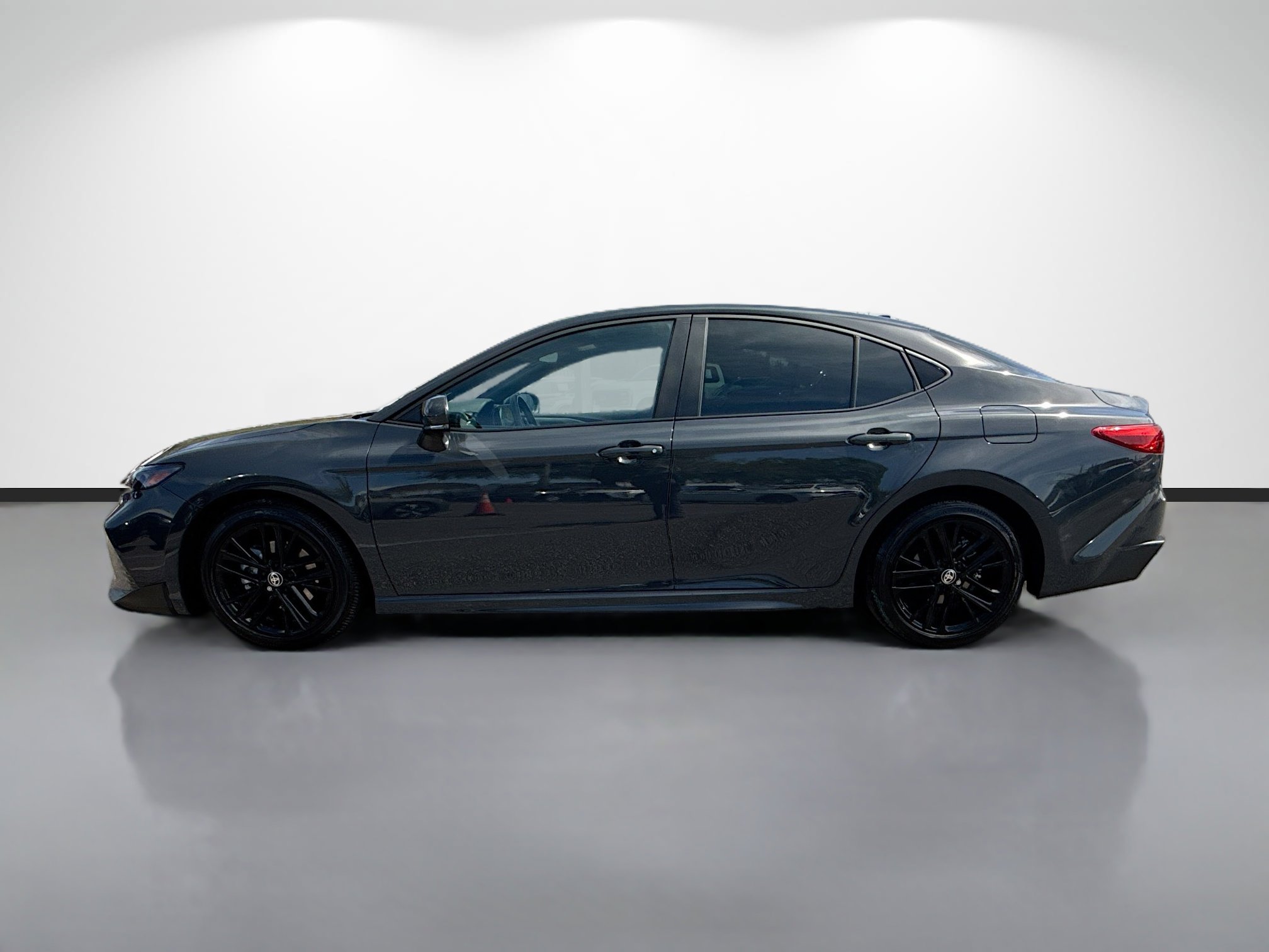 Used 2025 Toyota Camry SE image 6