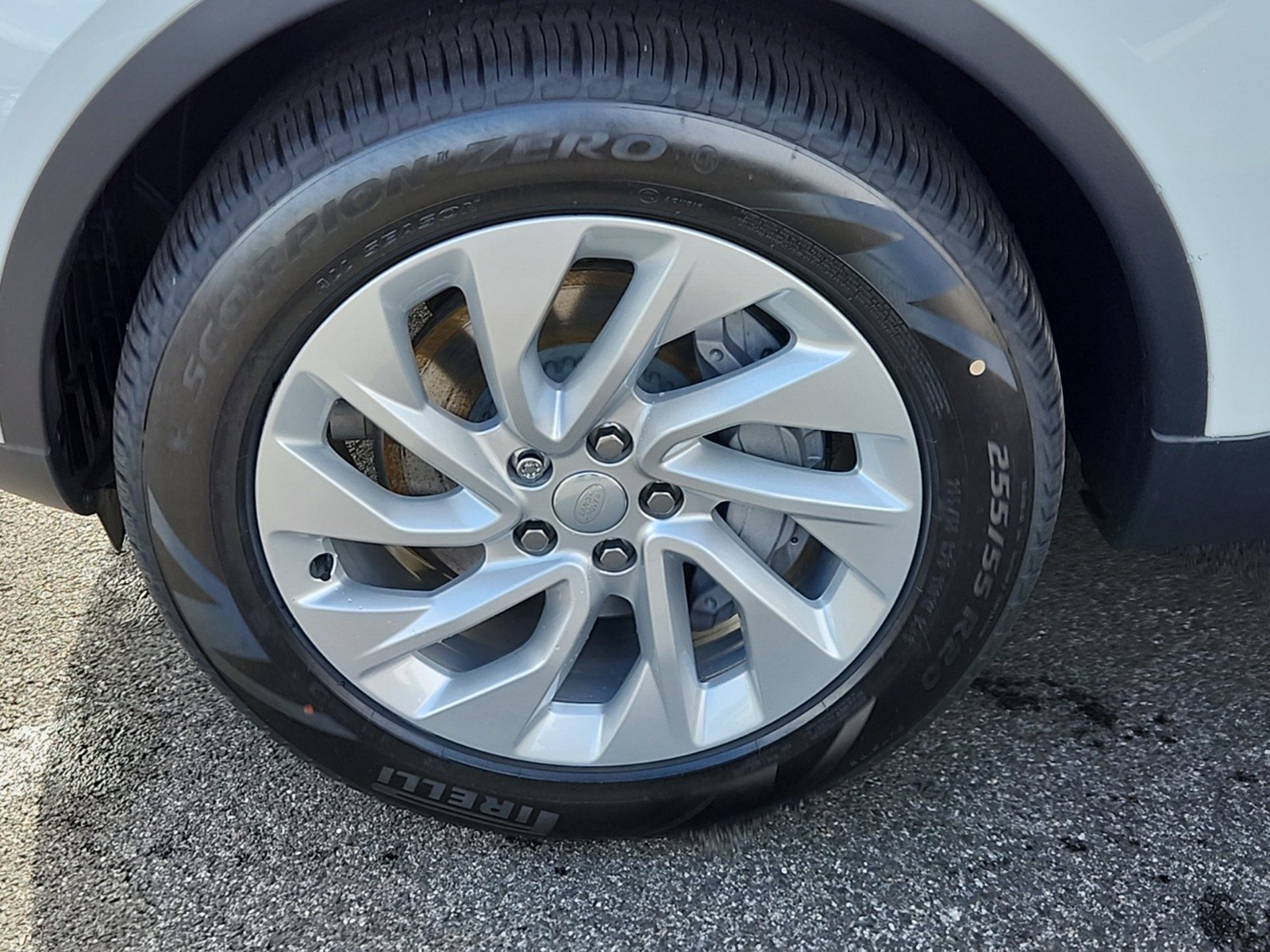 Certified 2025 Land Rover Discovery S image 9