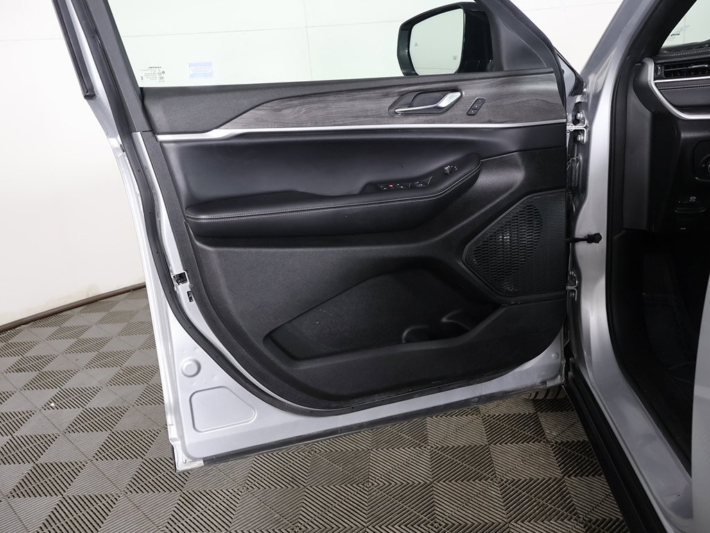 Used 2024 Jeep Grand Cherokee L Limited w/ Luxury Tech Group II image 28