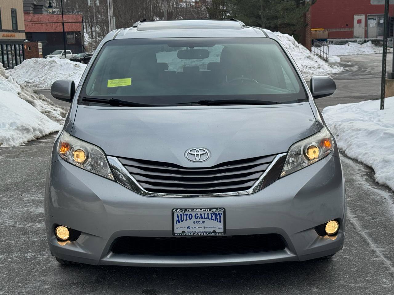 Used 2015 Toyota Sienna XLE Premium image 2