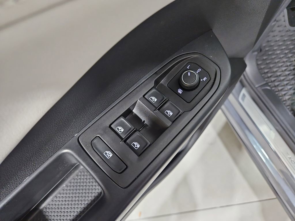 Certified 2025 Volkswagen Taos SE FWD image 12