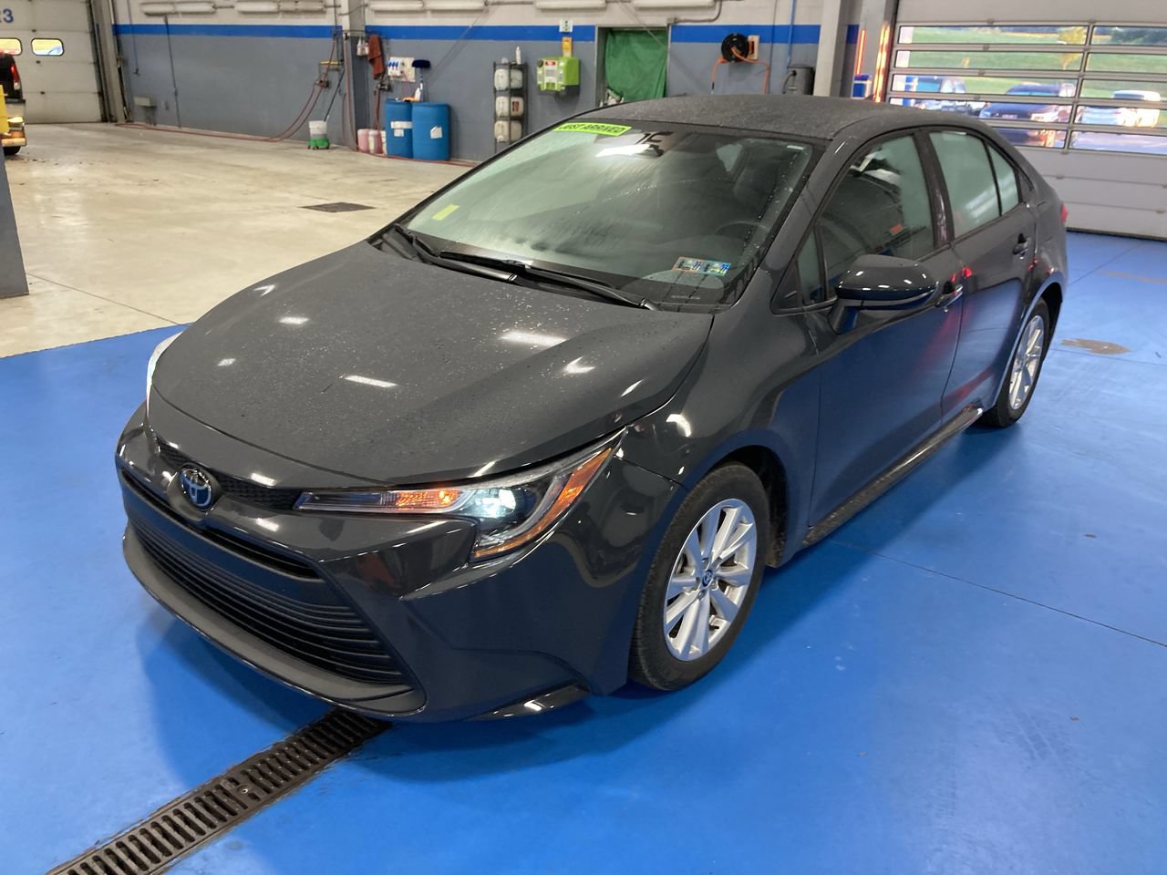 Used 2023 Toyota Corolla LE w/ LE Convenience Package FWD image 3