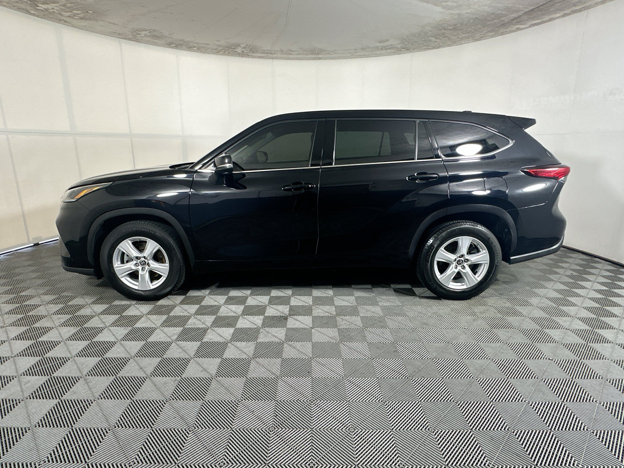 Used 2021 Toyota Highlander L FWD image 6