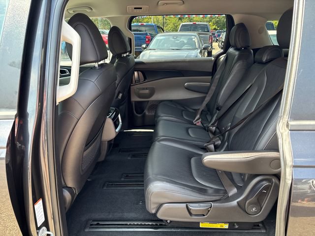 Used 2025 Kia Carnival FWD image 18