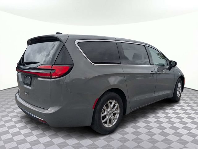 Used 2023 Chrysler Pacifica Touring-L FWD image 4