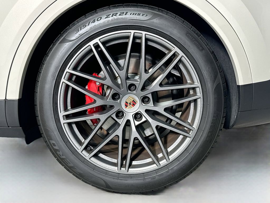 Used 2025 Porsche Cayenne S image 33