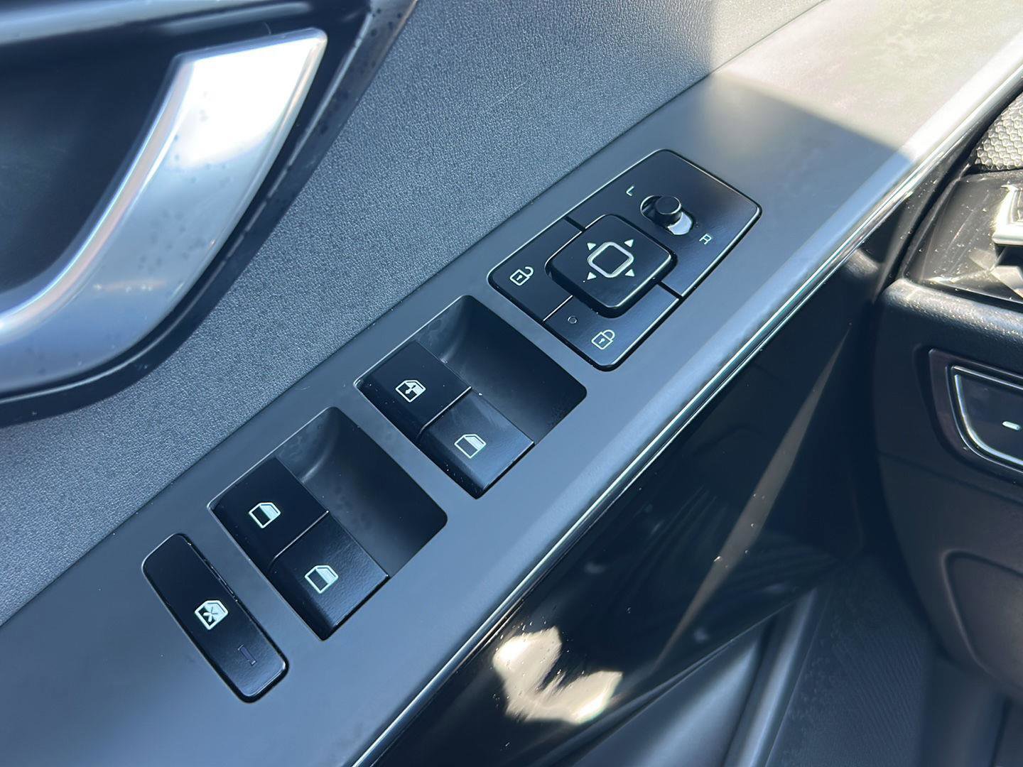 Used 2025 Kia Niro EX image 35