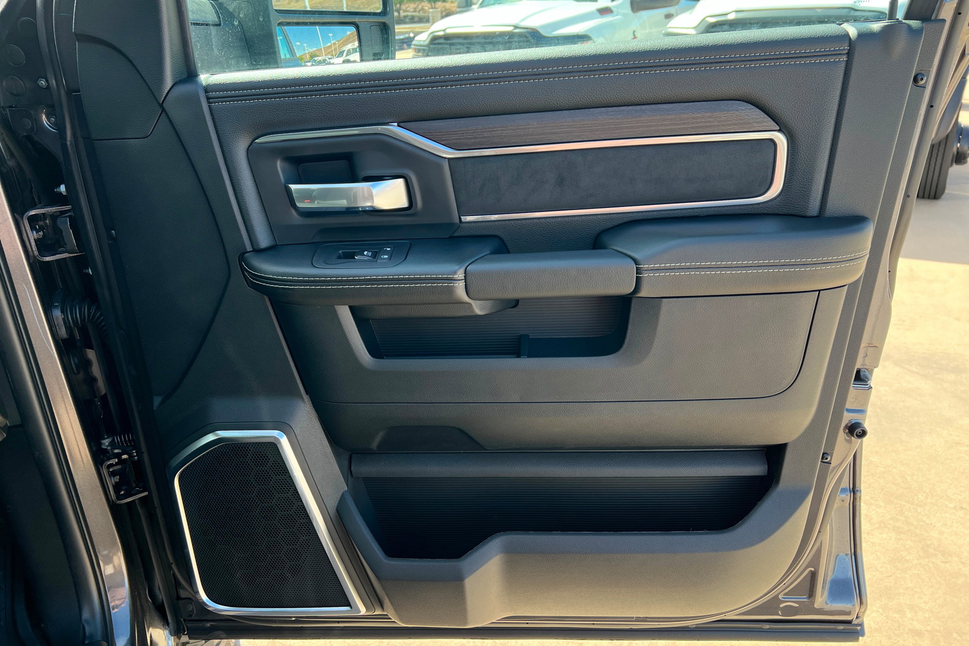 New 2026 RAM 3500 Laramie AWD/4WD image 22