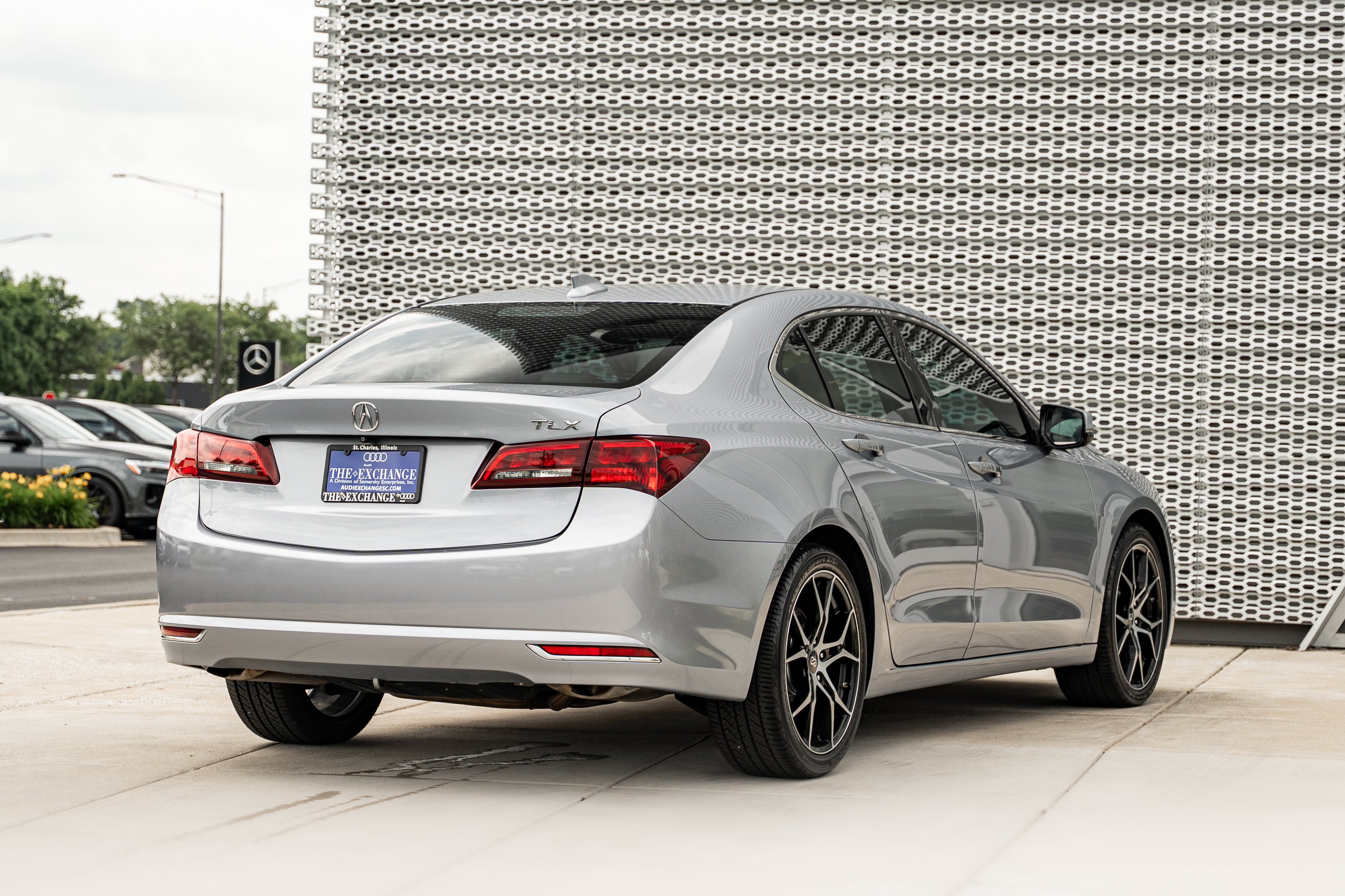 Used 2015 Acura TLX w/ Technology Package FWD image 4