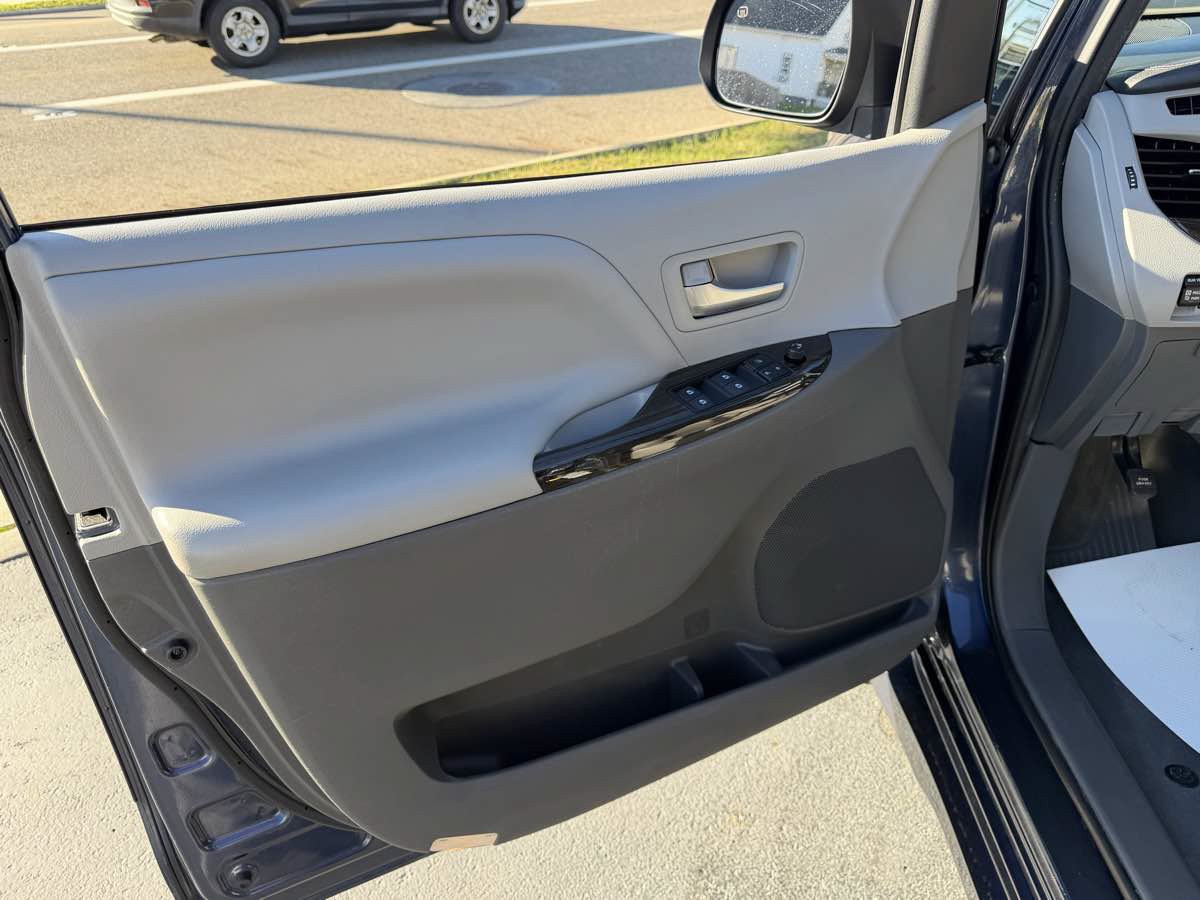 Used 2020 Toyota Sienna XLE Premium AWD/4WD image 13