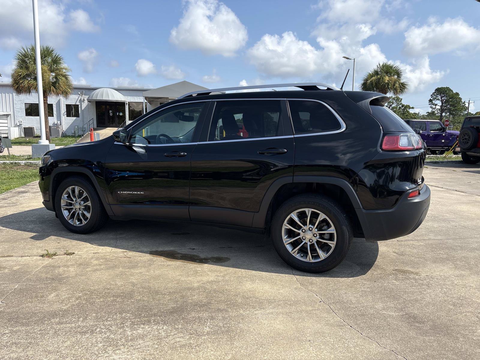 Used 2019 Jeep Cherokee Latitude Plus w/ Comfort/Convenience Group FWD image 5