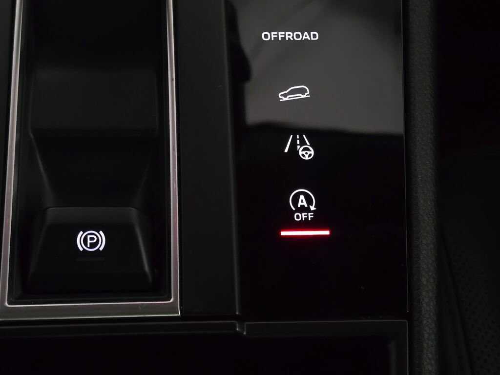 Certified 2024 Porsche Macan AWD/4WD image 42