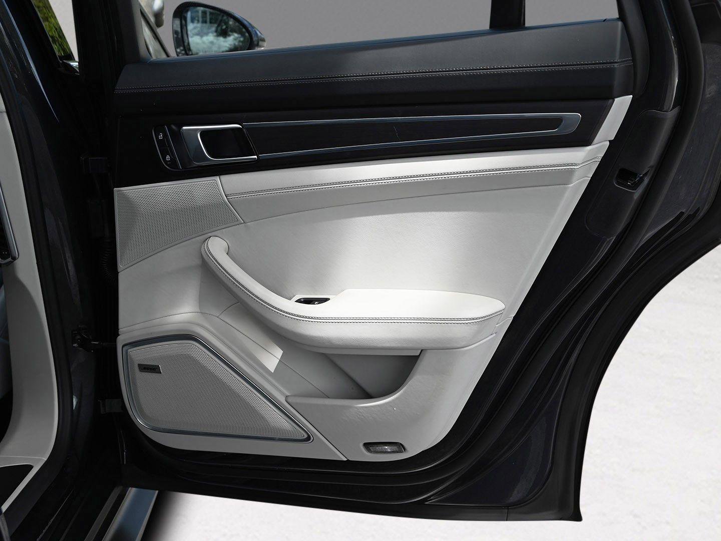 Used 2023 Porsche Panamera GTS image 28