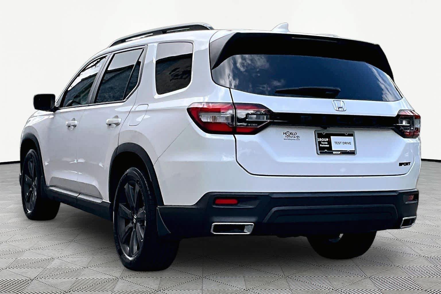 Used 2025 Honda Pilot Sport image 12