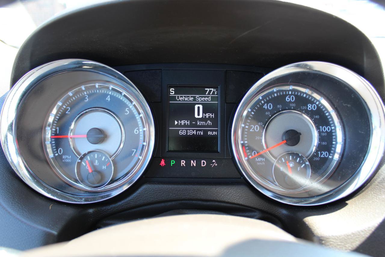 Used 2014 Chrysler Town & Country Touring FWD image 16