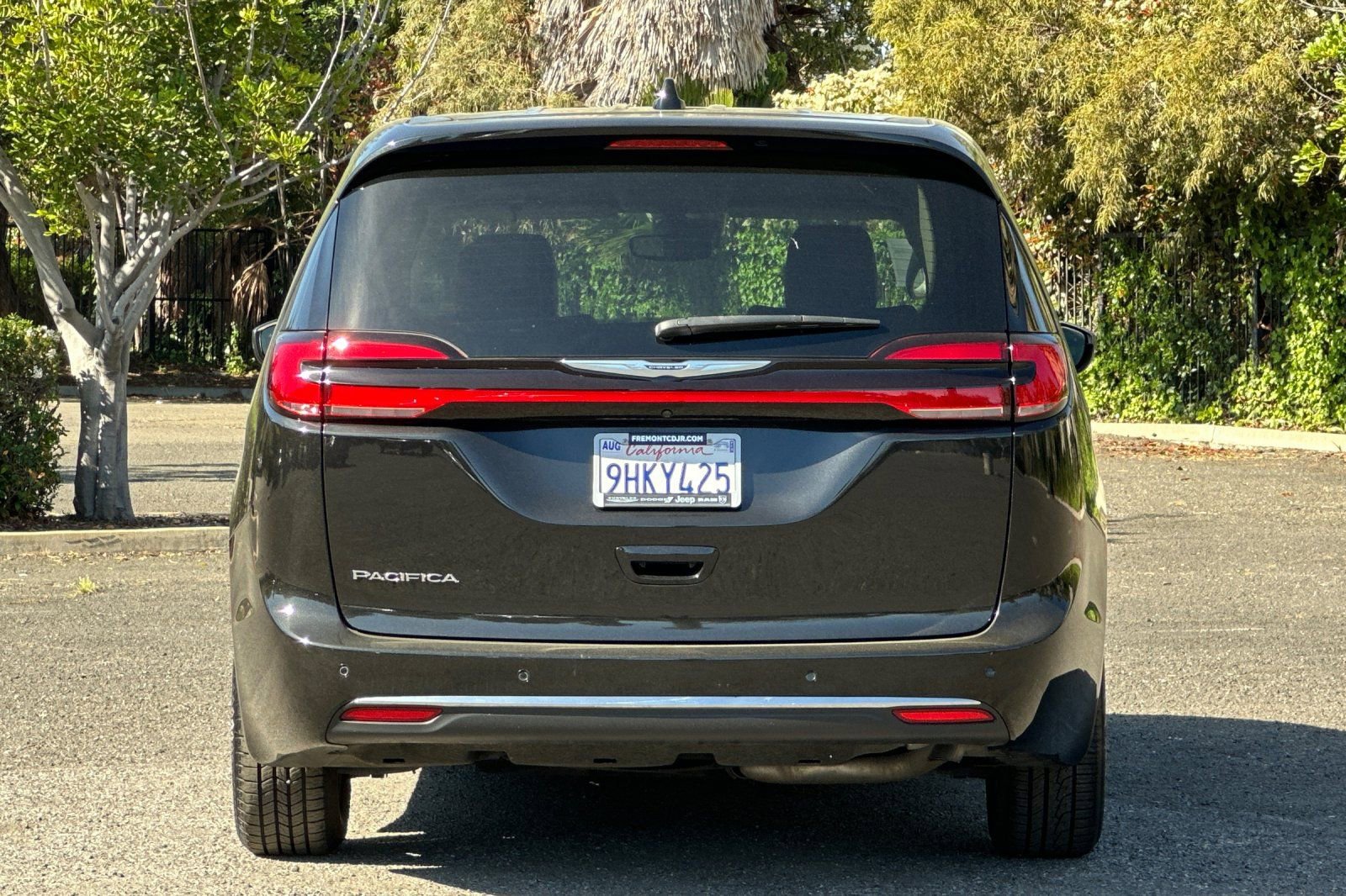 Used 2023 Chrysler Pacifica Touring-L image 4