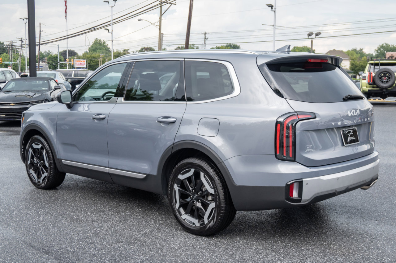 Used 2024 Kia Telluride EX w/ EX Captain's Chair Package image 9