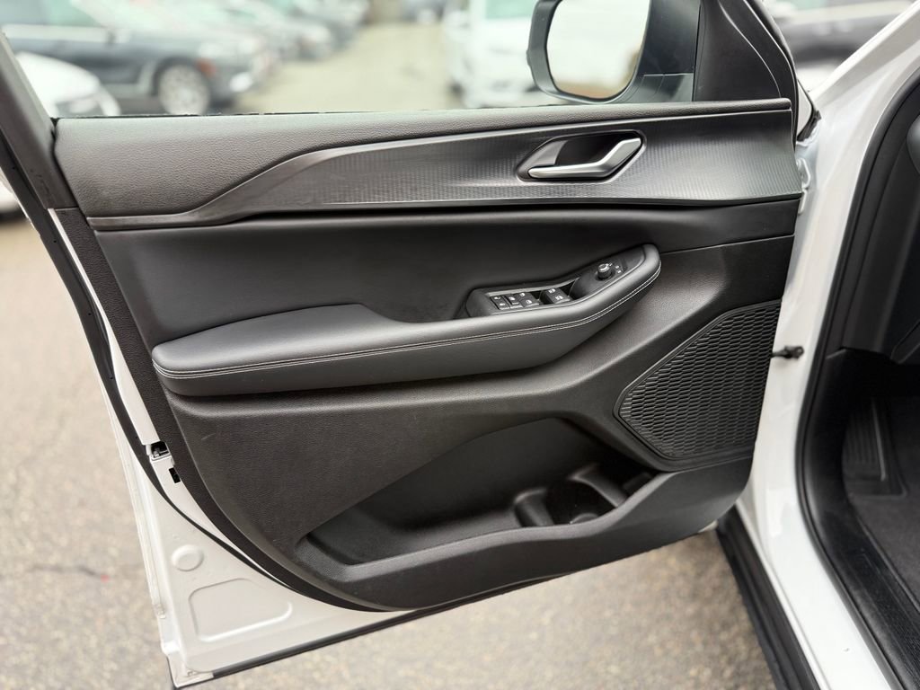 Used 2023 Jeep Grand Cherokee Laredo image 19