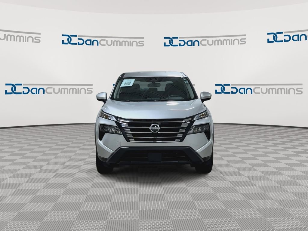 Used 2024 Nissan Rogue SV image 3