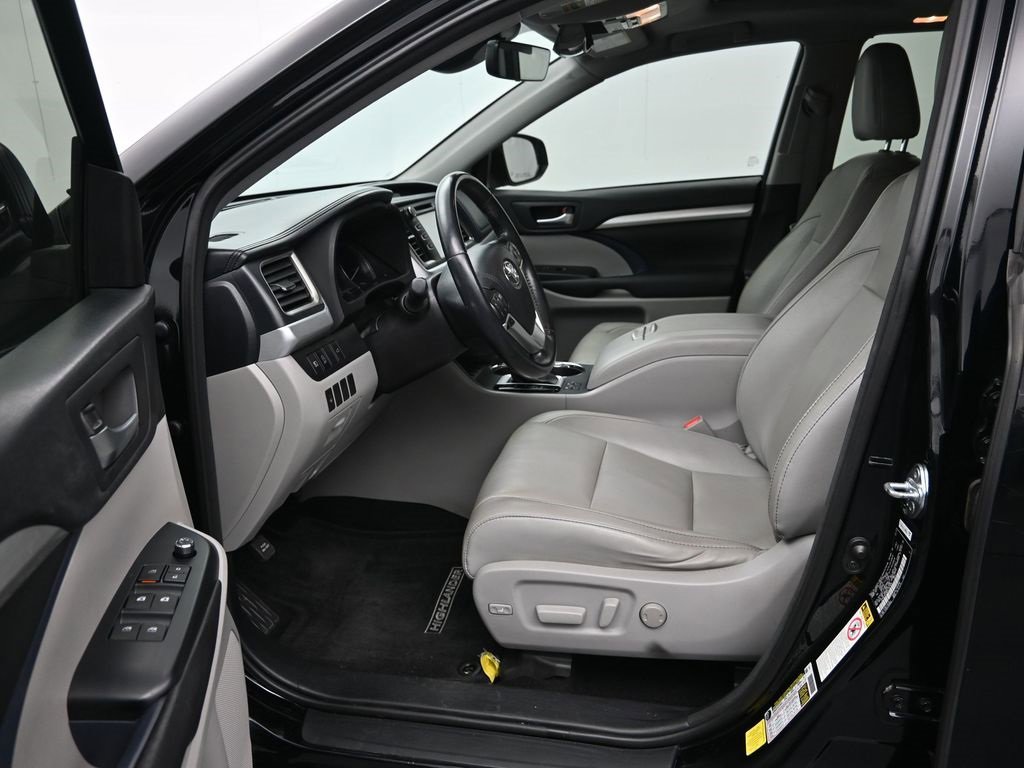 Used 2017 Toyota Highlander image 13