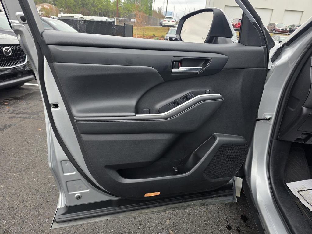 Used 2022 Toyota Highlander XLE image 11