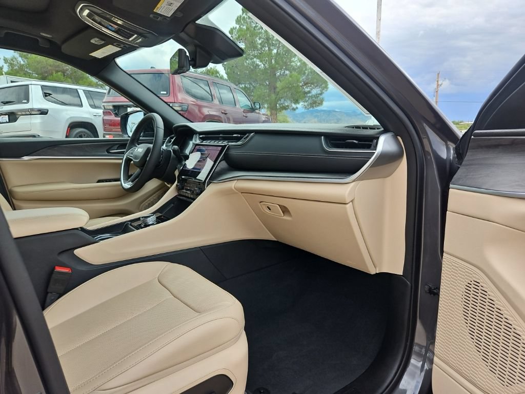 Certified 2025 Jeep Grand Cherokee L Limited w/ Luxury Tech Group II AWD/4WD image 23