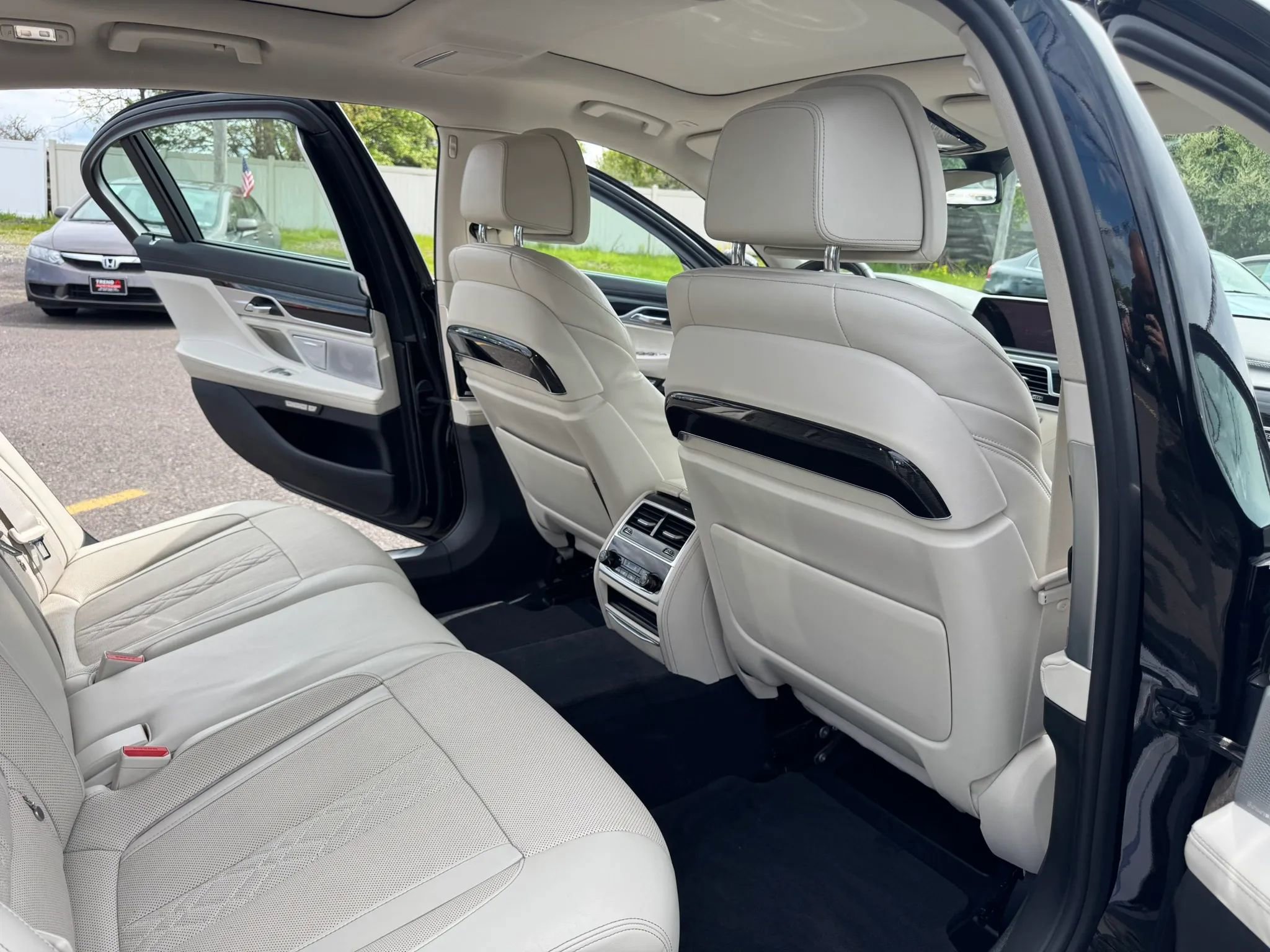 Used 2016 BMW 750i RWD image 16