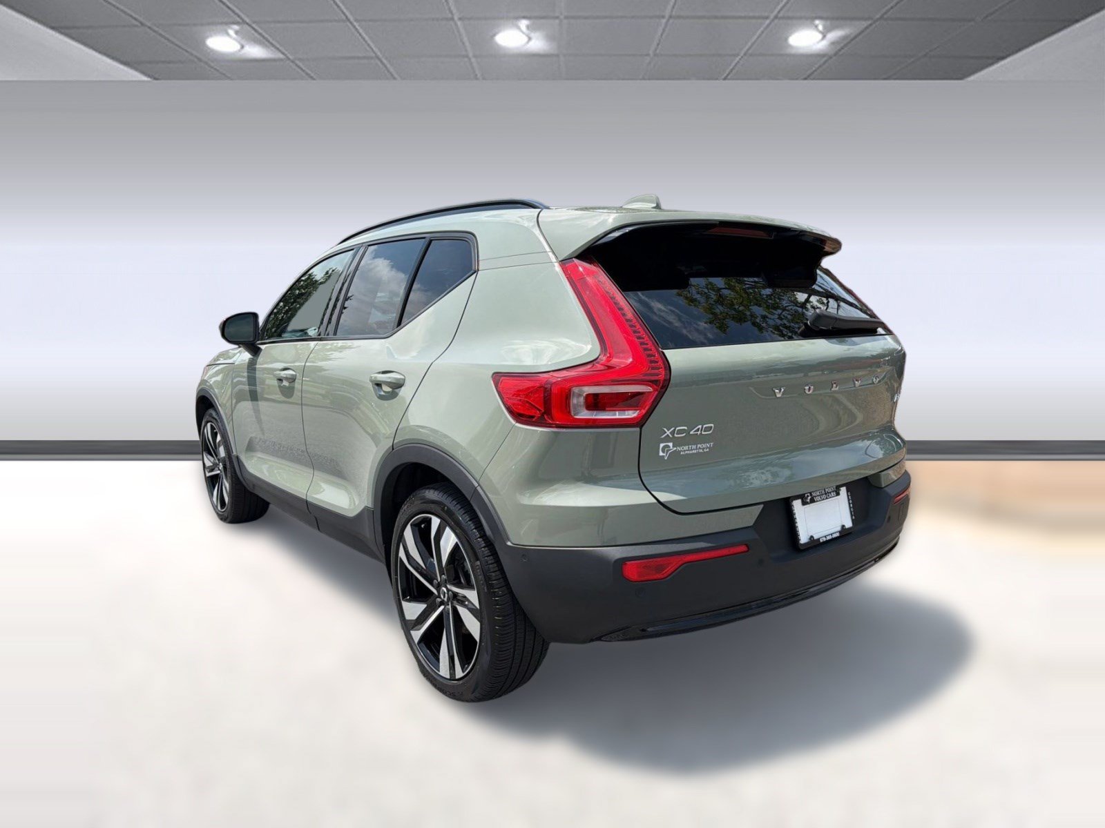 Certified 2023 Volvo XC40 B5 Ultimate w/ Protection Package Premier AWD/4WD image 3