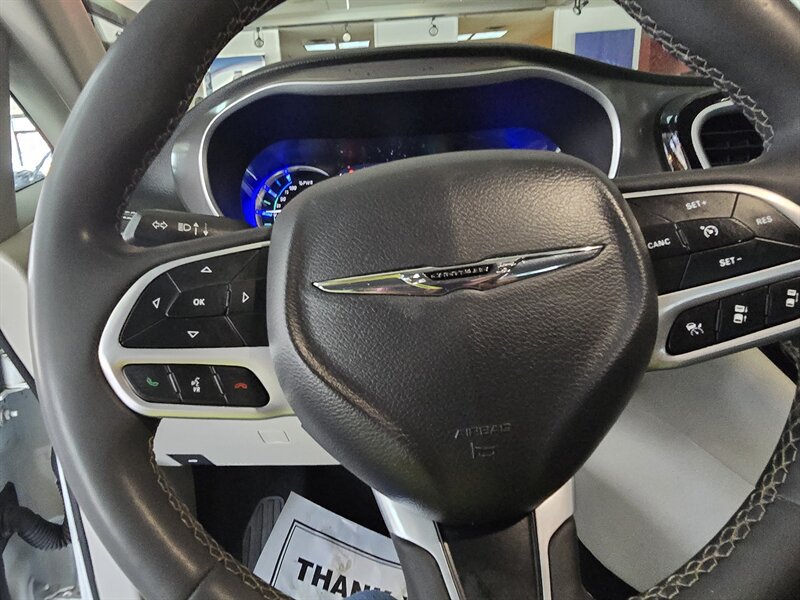Used 2023 Chrysler Pacifica Touring-L FWD image 29