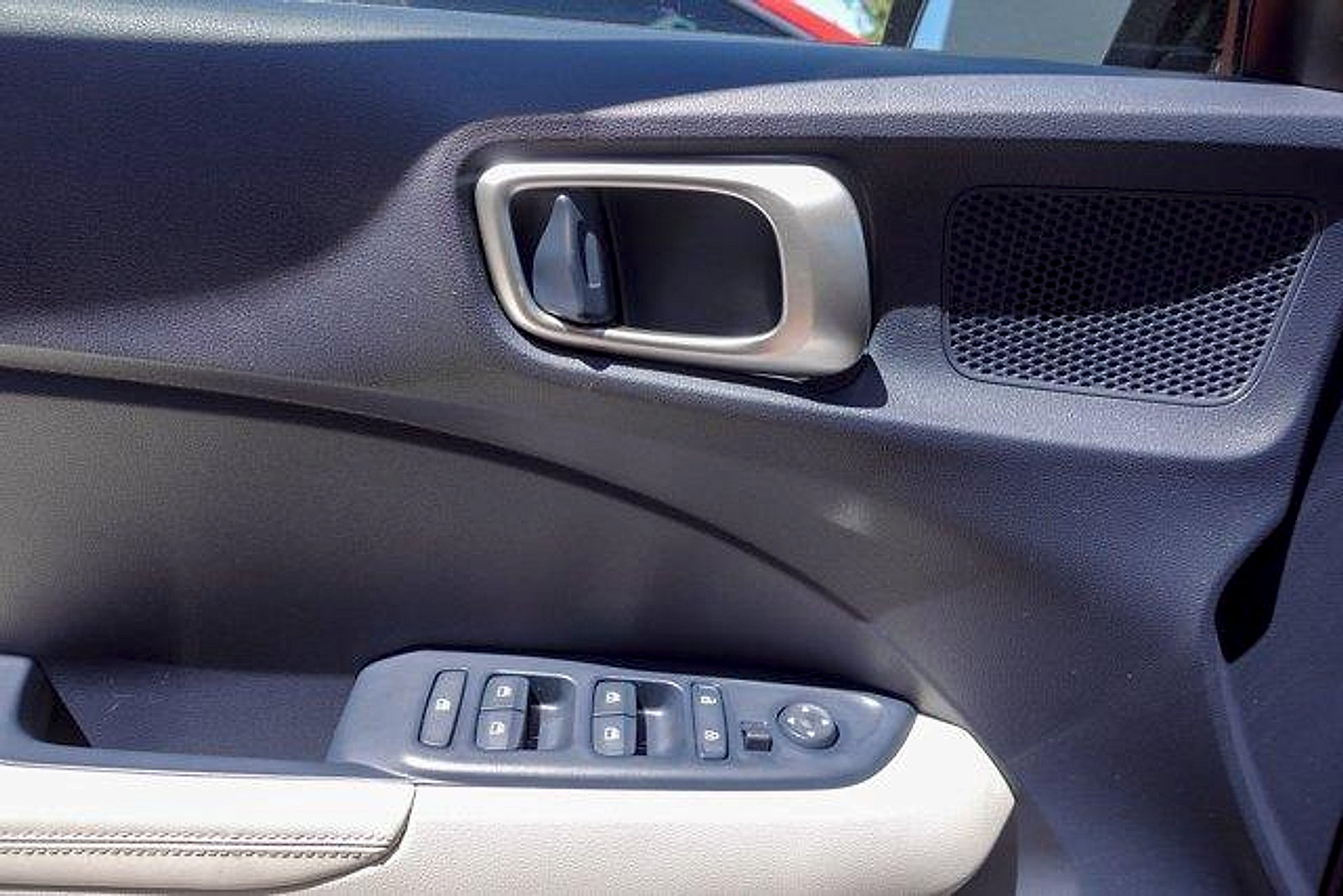 Used 2021 Hyundai Venue FWD image 11