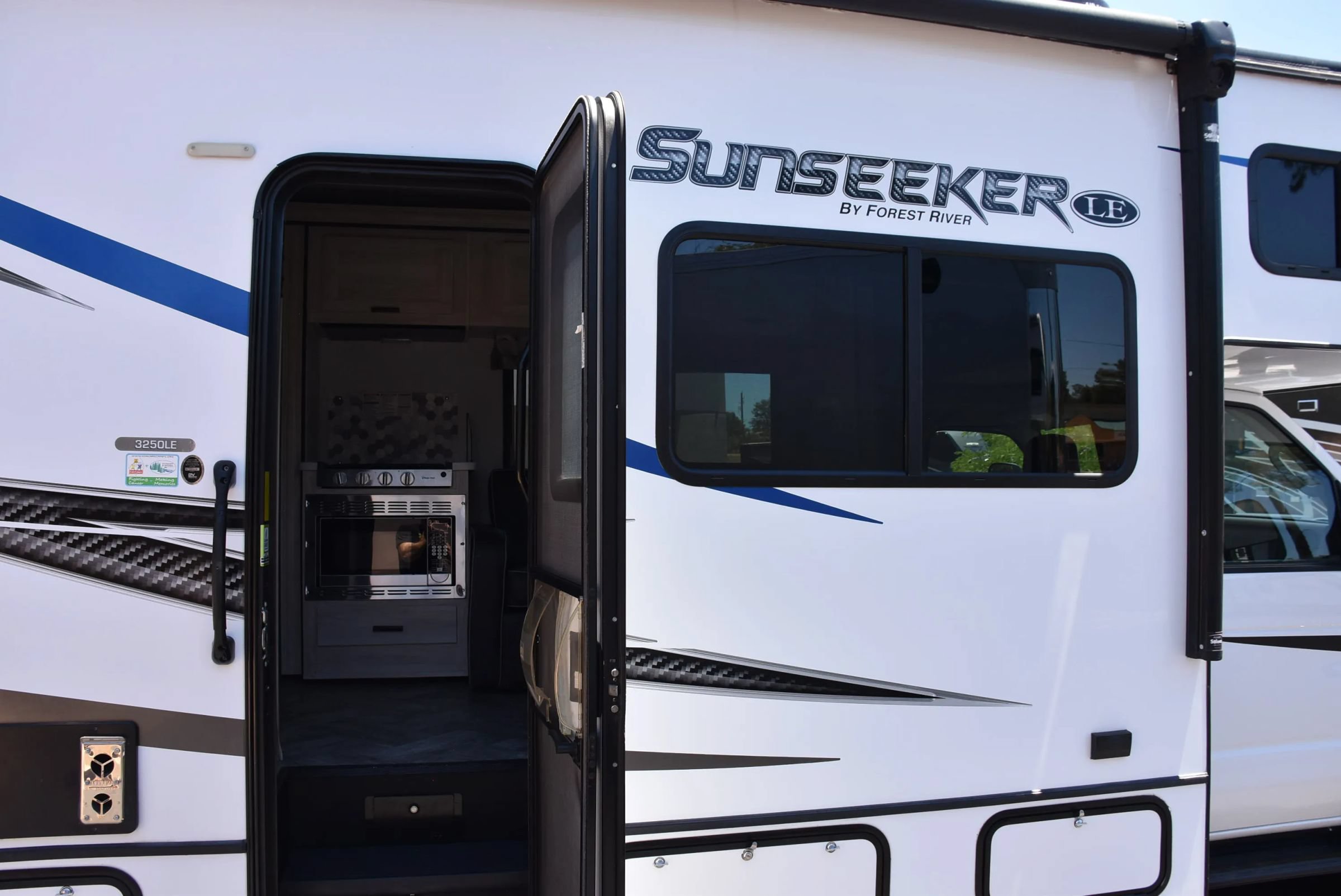 Used 2022 Ford E-450 and Econoline 450 Super Duty w/ Motorhome Prep Package RWD image 9
