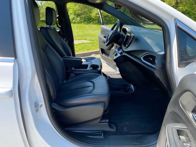 Used 2025 Chrysler Pacifica Select image 15