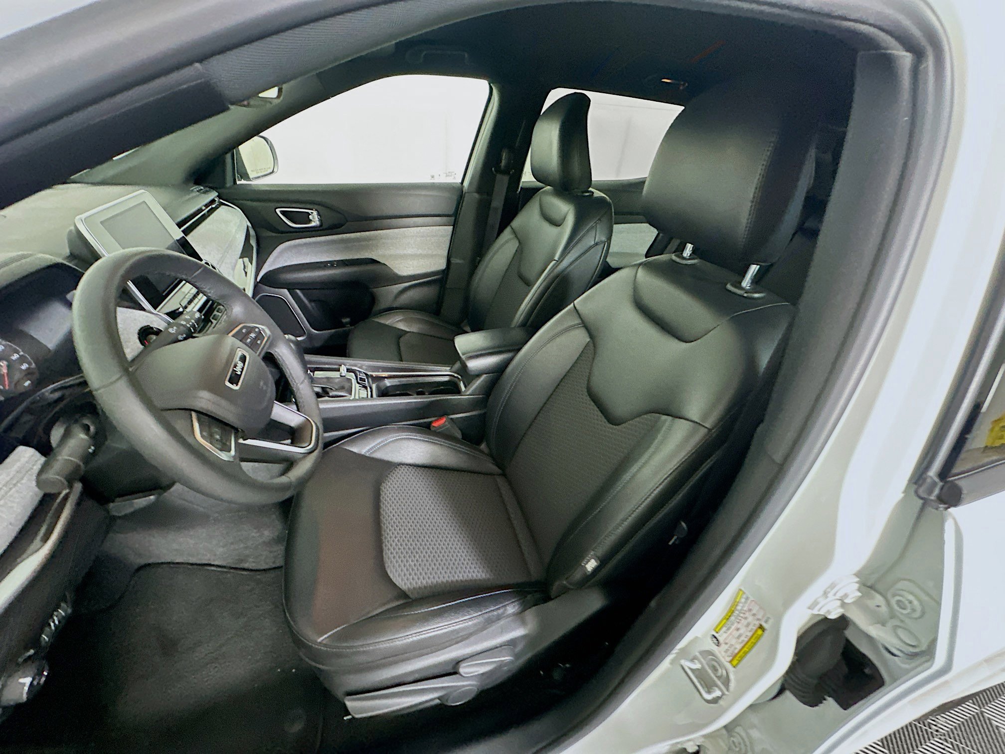 Used 2025 Jeep Compass Latitude image 12