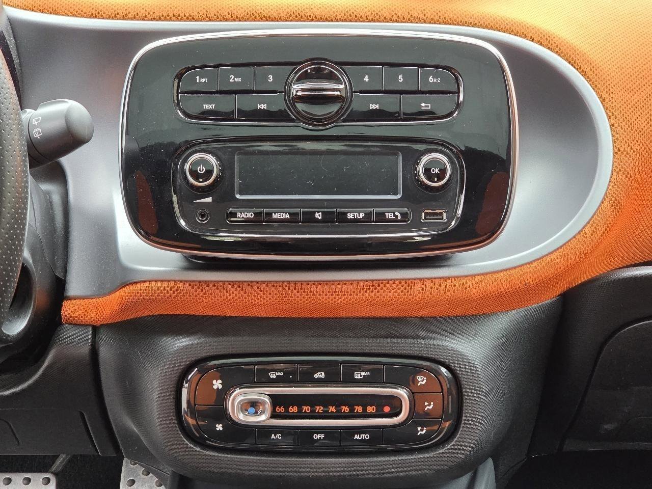 Used 2016 smart fortwo passion RWD image 17