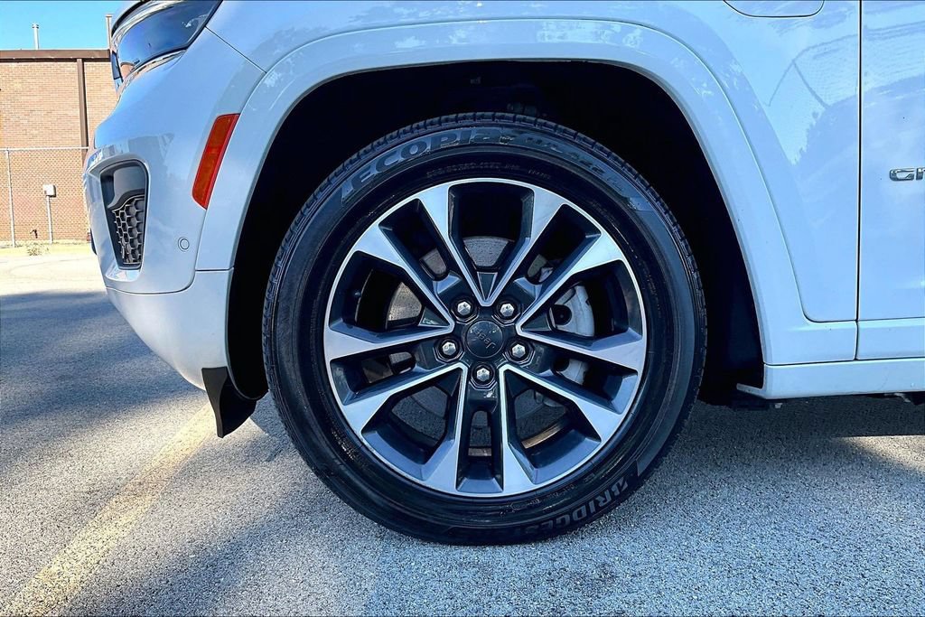 Used 2023 Jeep Grand Cherokee Overland w/ Luxury Tech Group IV AWD/4WD image 9
