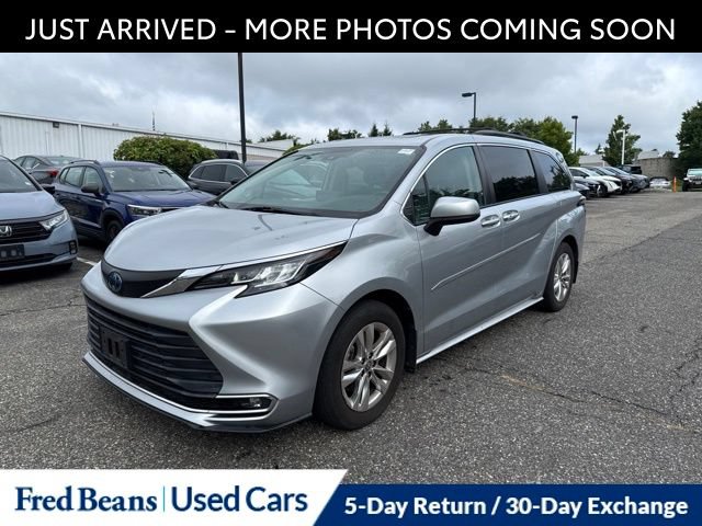 Used 2022 Toyota Sienna XLE w/ XLE Plus Package FWD image 3