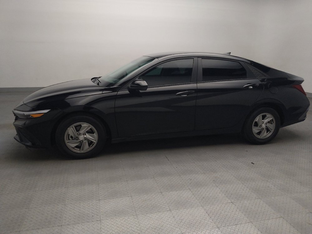 Used 2025 Hyundai Elantra SE w/ Cargo Package FWD image 2