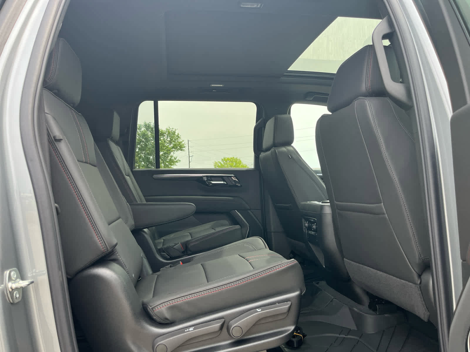 New 2026 Chevrolet Suburban RST image 27