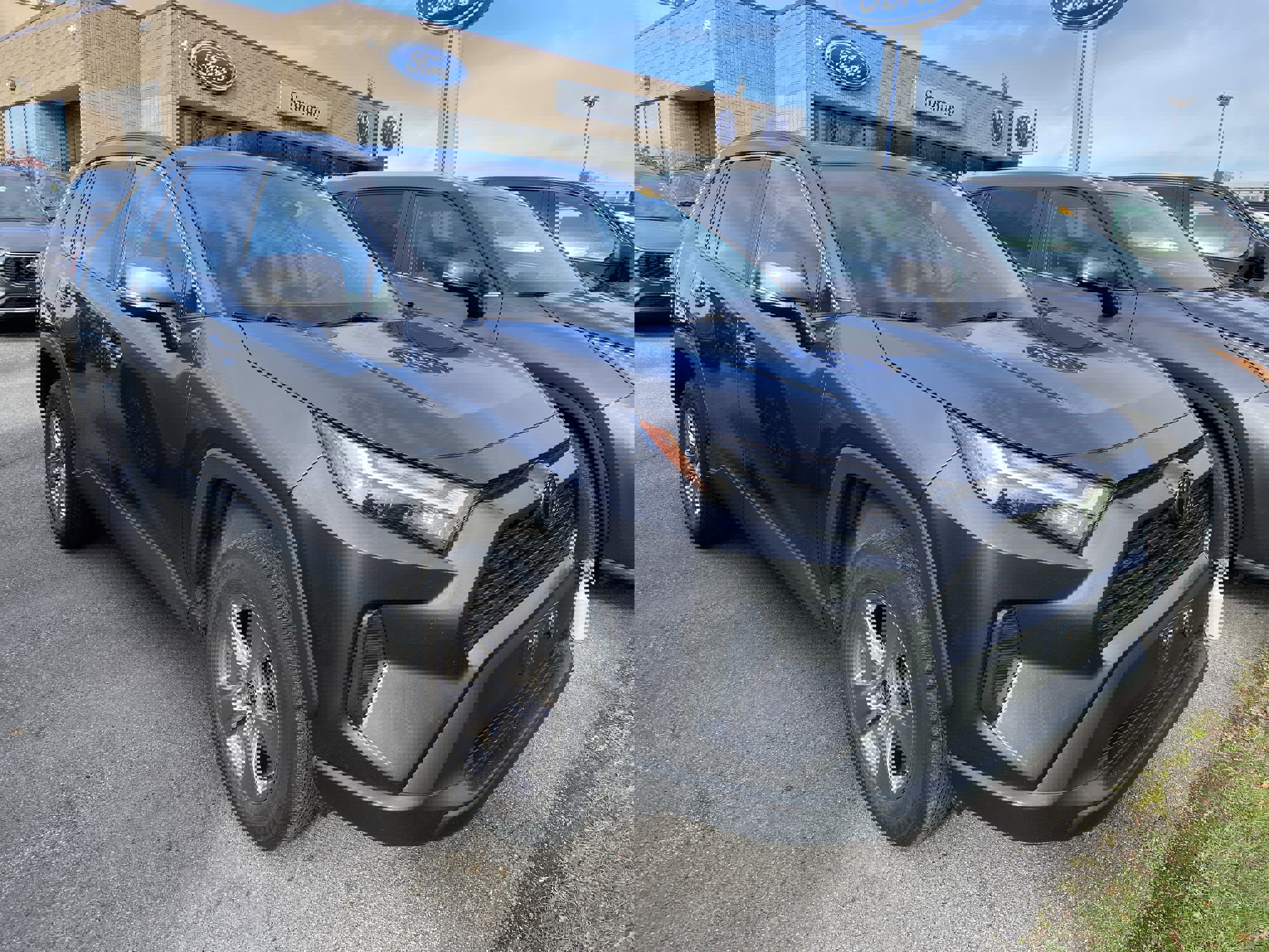 Used 2023 Toyota RAV4 XLE w/ Convenience Package image 2
