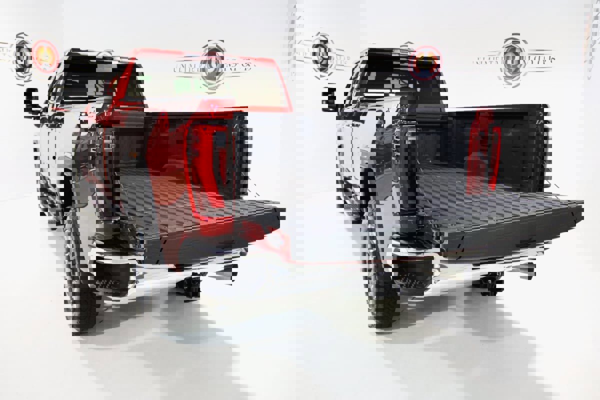 Used 2025 GMC Sierra 3500 SLT w/ SLT Premium Package image 17