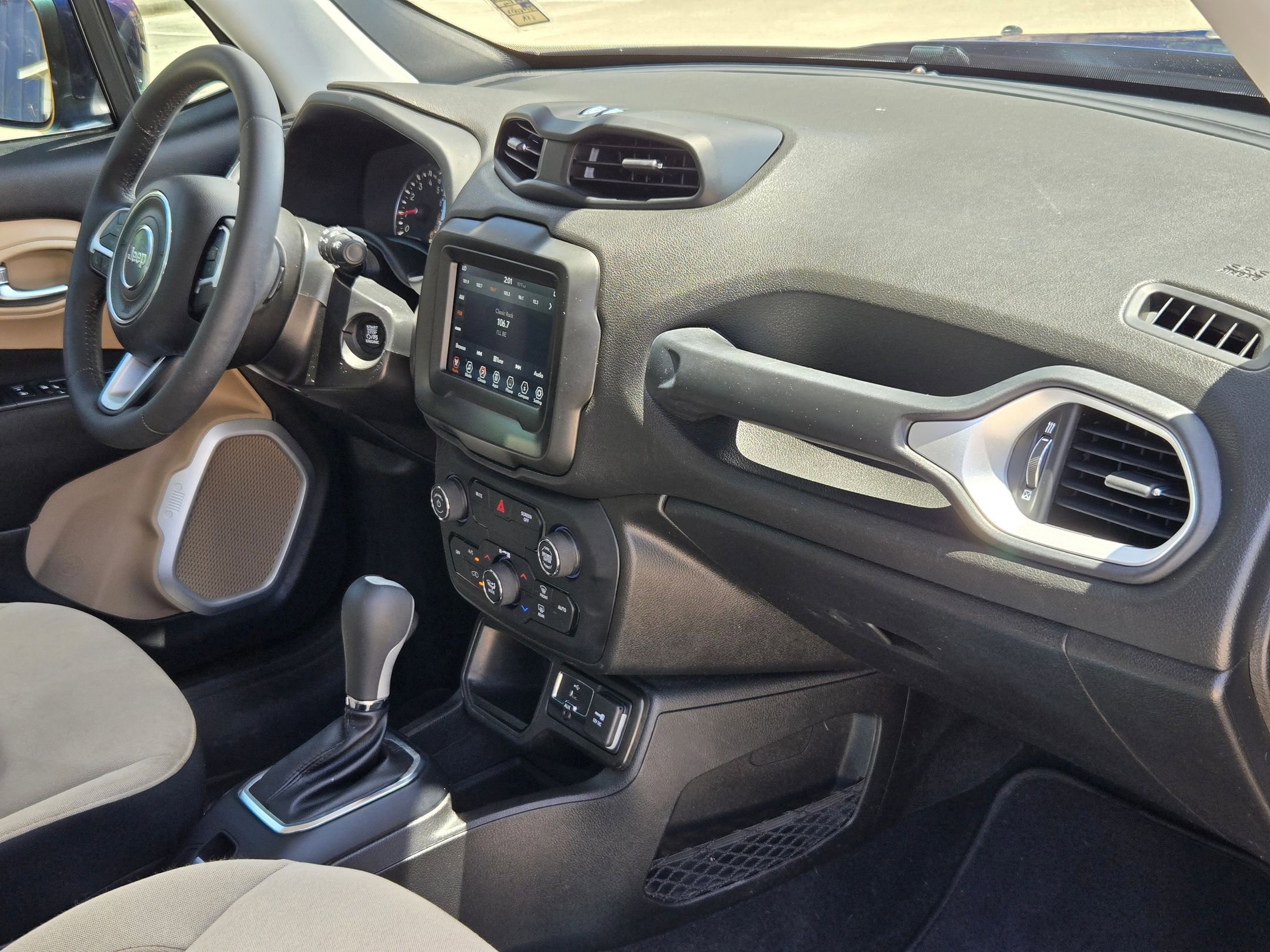 Used 2018 Jeep Renegade Latitude FWD image 30
