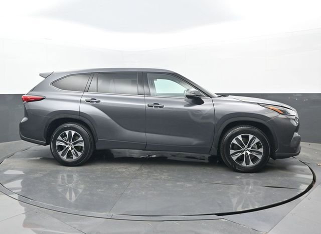 Used 2022 Toyota Highlander XLE image 2
